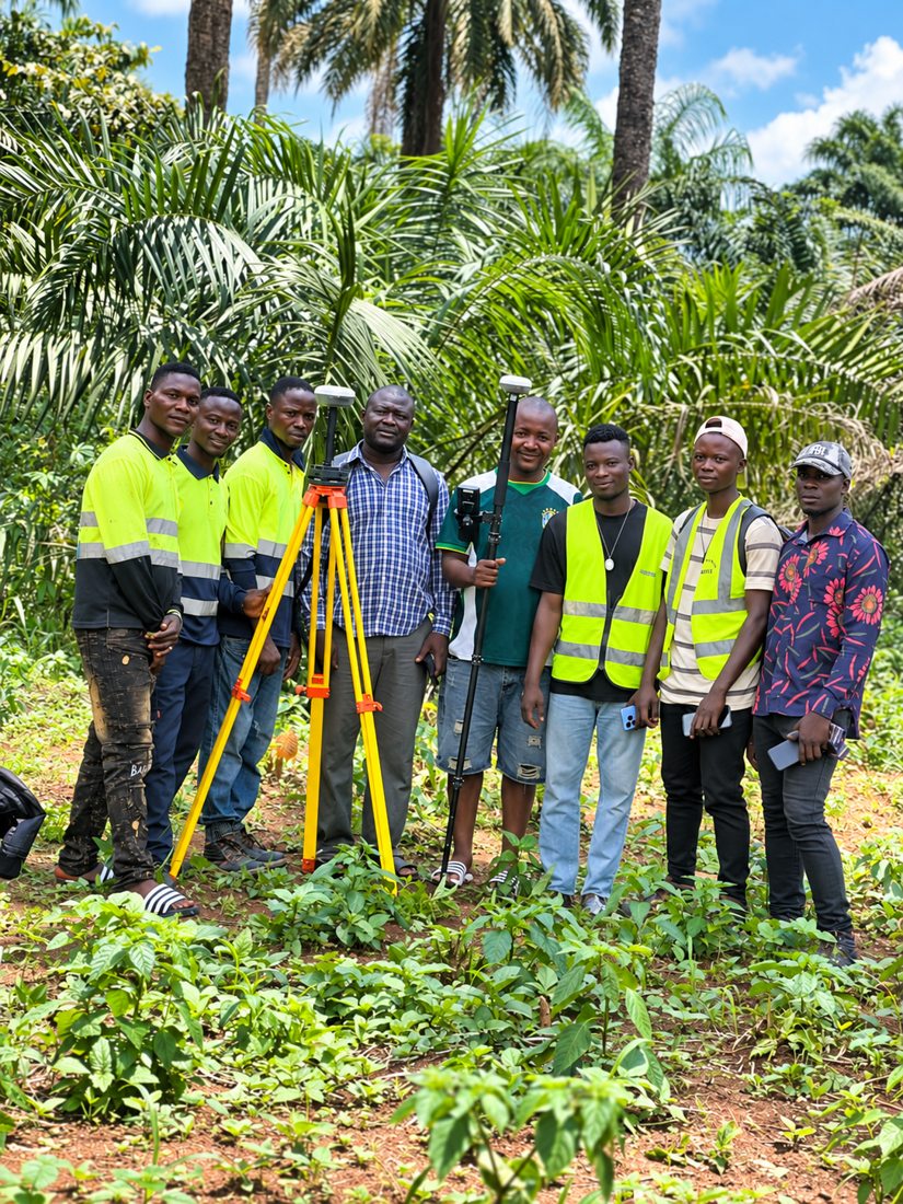 Équipe de M. Tahirou sur le terrain avec un GNSS Z1 en Guinée